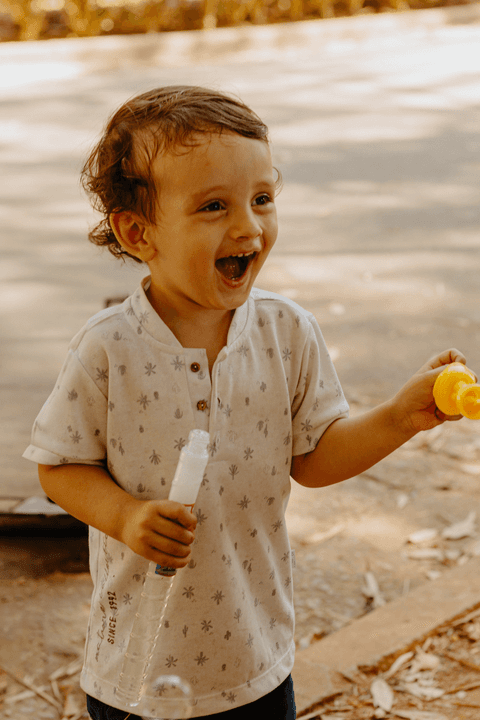 lorenzo brincando com bolhinhas de sabão'