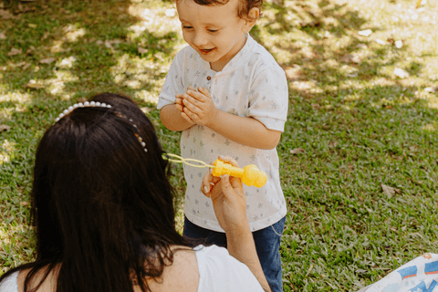 lorenzo assiste enquanto a mãe faz mais bolhas de sabão, ansioso'
