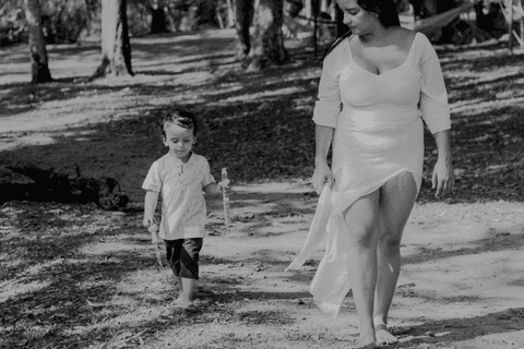 le e lolo andando lado a lado no campo do parque do carmo, le olhando para o filho'