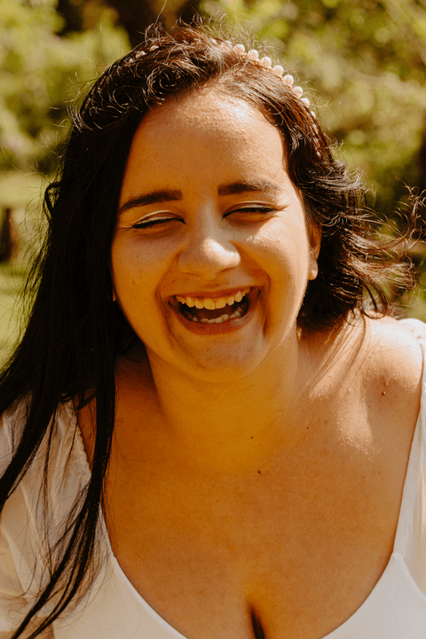 le dando gargalhada com os olhos fechados na foto'