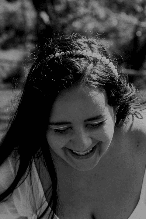 le dando gargalhada com os olhos fechados na foto em preto e branco'