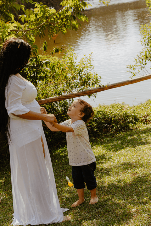 le e lorenzo em frente ao lago, de mãos dadas, lolo olhando para o rosto da mãe'