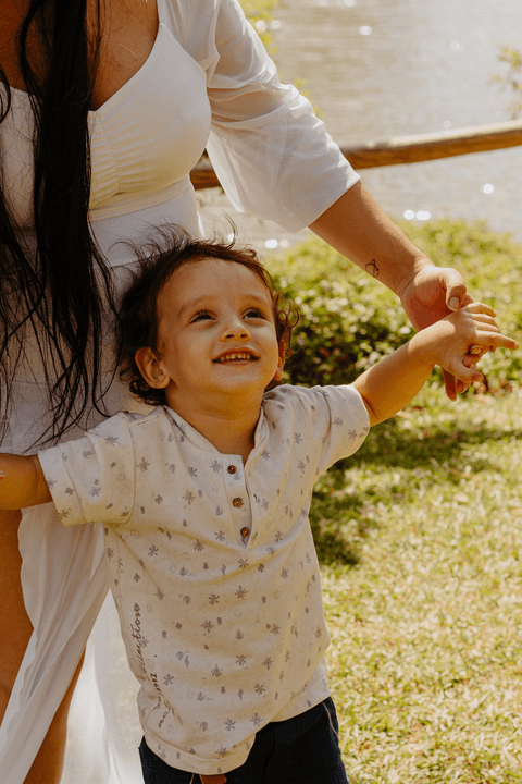 lolo muito feliz com a brincadeira olhando para a mãe'