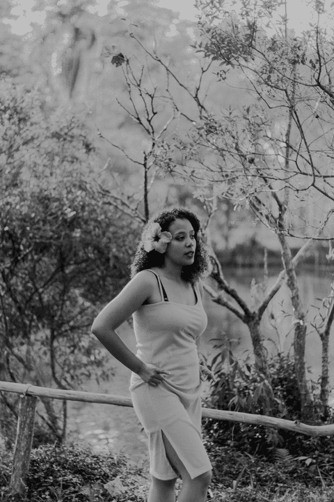leticia caminhando no parque em frente ao lago'