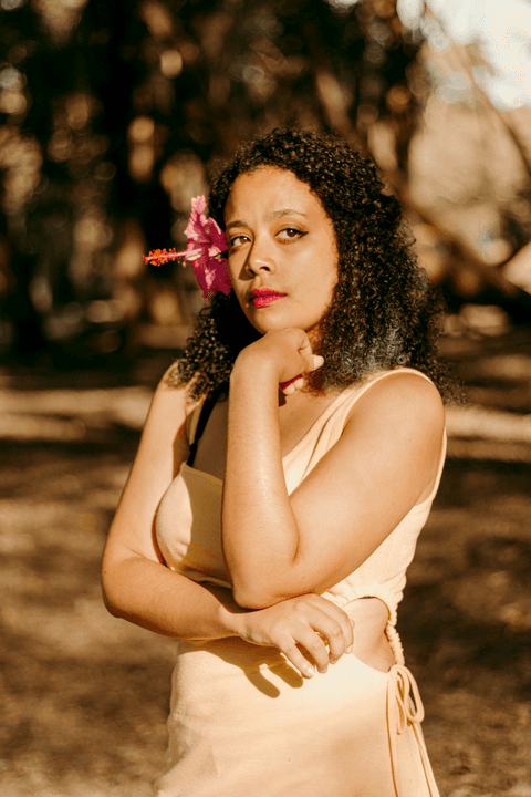 leticia com a mão no queixo, em meio ao campo do parque do carmo'