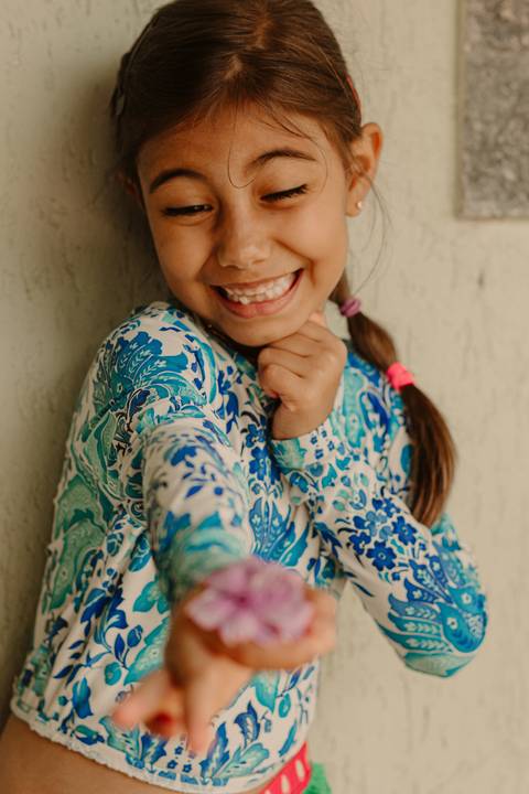 maria mostrando as flores para mim'