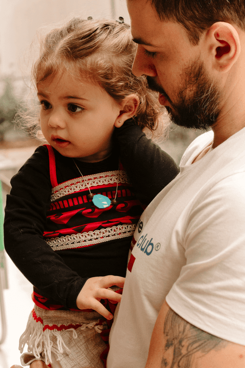 maria eduarda no colo do pai em sua festa de aniversário de dois anos'