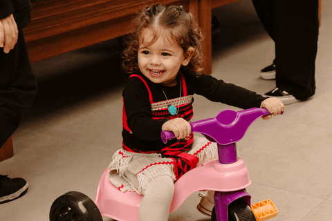 maria eduarda sem a boenca da moana, pilotando sua motoca rosa'