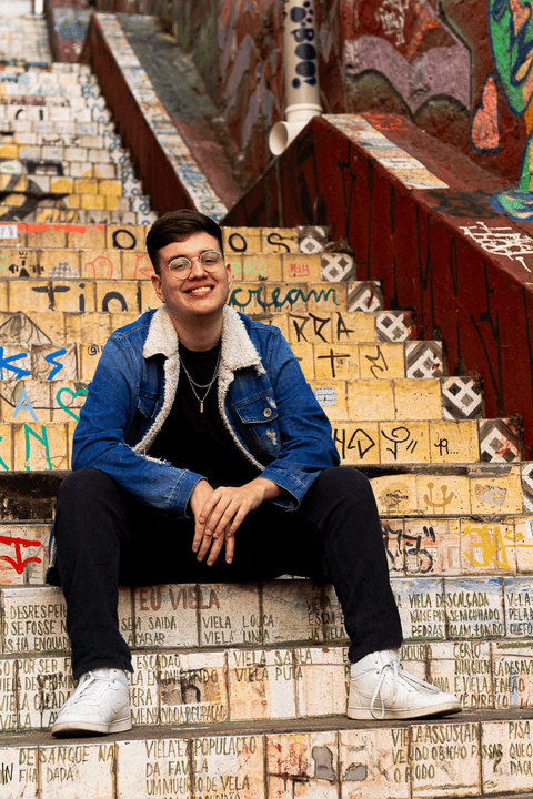 nathan sentado no escadão próximo ao beco do batman, em são paulo capital'