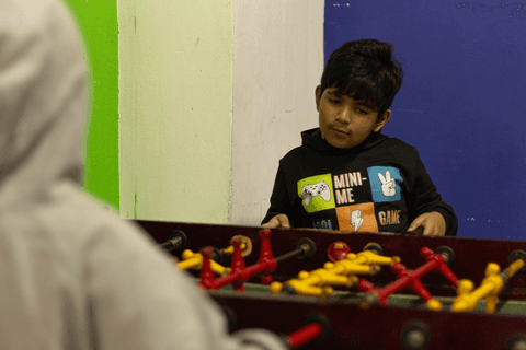 pedro jogando futebol com um dos seus amigos'