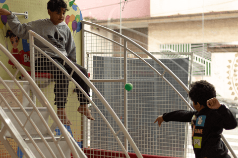 pedro atacando a bolinha para derrubar o amigo na piscina de bolinhas'