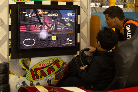 pedro novamente jogando o jogo dentro do carro, com um instrutor do lado'