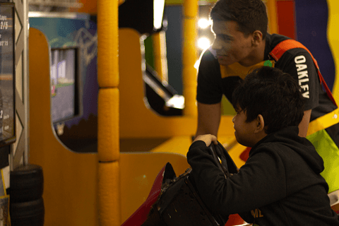 pedro novamente jogando o jogo dentro do carro, com um instrutor do lado, agora em novo ângulo'