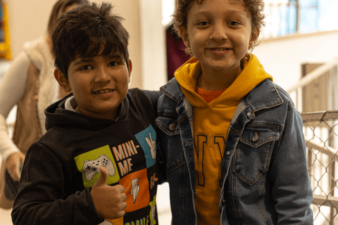 pedro com um dos seus melhores amigos, ambos sorrindo para a foto'
