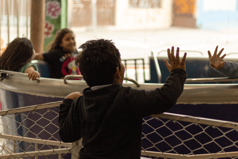 pedro batendo a mão com seu amigo dentro da xícara gigante, rodando'