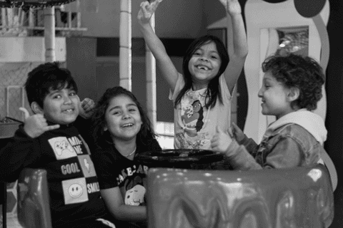 pedro com seus amigos se divertindo e brincando dentro da xícara'