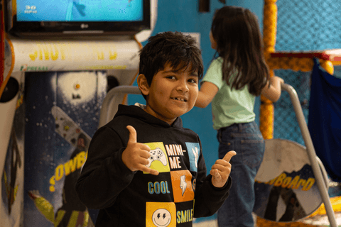 pedro dando joinha para a câmera, sorrindo'
