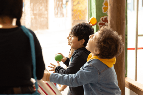 pedro se divertindo com seus amigos, atacando bolinha para algum outro amigo cair na piscina de bolinhas'