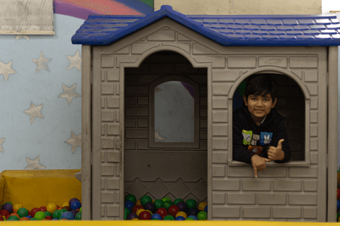 pedro brincando dentro da casinha na piscina de bolinhas'