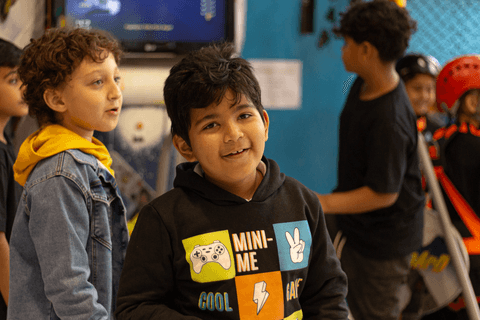 pedro sorrindo espontâneo, próximo aos seus amigos na festa do seu aniversário'