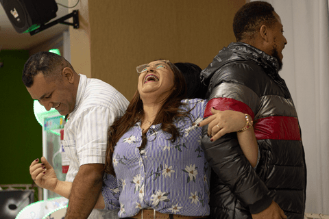 adultos brincando no brinquedo que gira enquanto grava vídeos, rindo horrores, se divertindo'