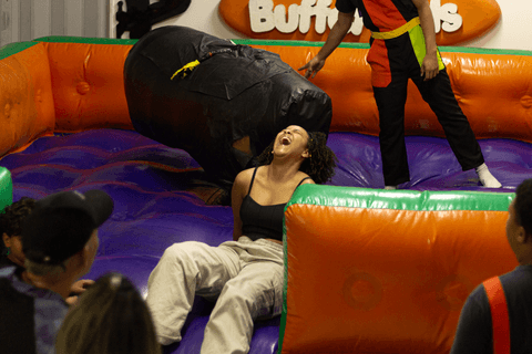 amiga da família de pedro caindo do touro mecânico'