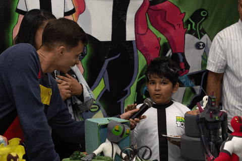 pedro falando no microfone após assobrar sua velinha de 8 anos'