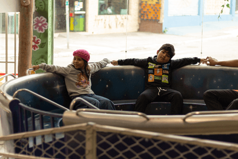 pedro brincando com seus amigos, dentro da xícara gigante que roda'