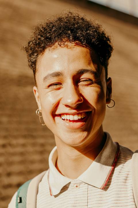 raoni sorrindo olhando para mim, enquadramento em sseu rosto'