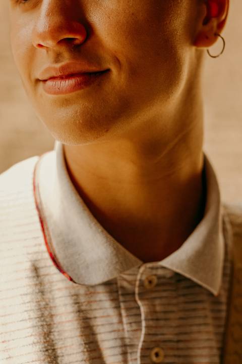 rosto de raoni enquadrado, sorrisinho leve'