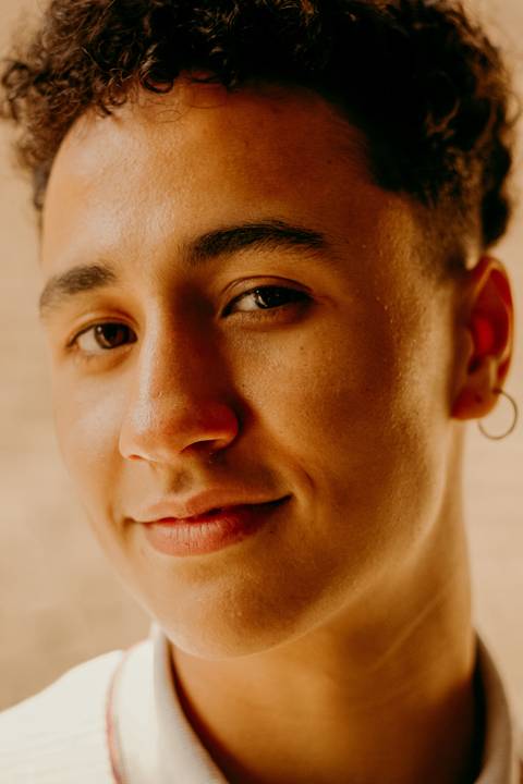 rosto de raoni enquadrado, com sorriso leve, olhando diretamente para mim'