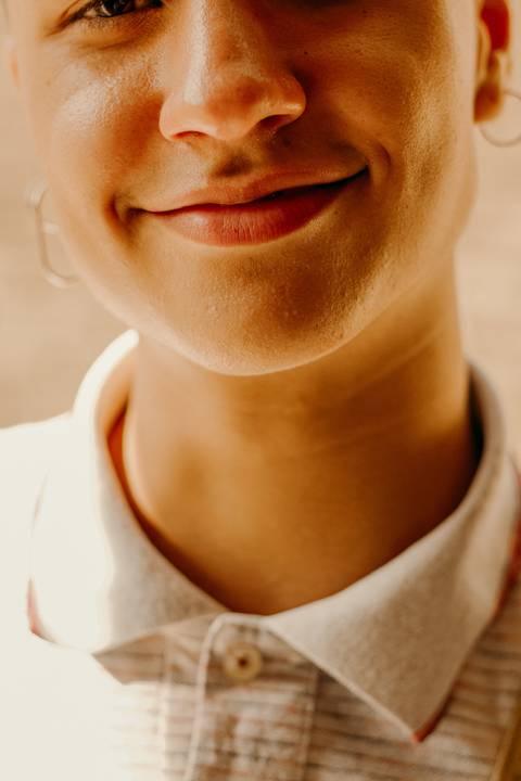 meio rosto de raoni, com sorriso lindo '