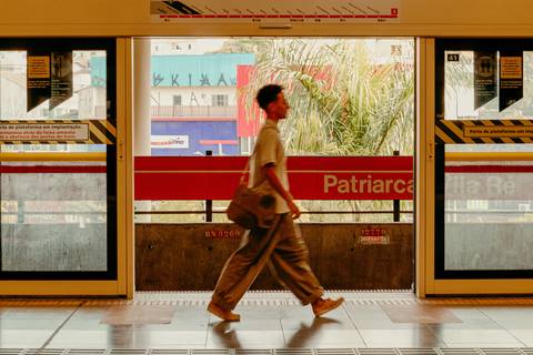 raoni andando em frente a entrada do metrô'
