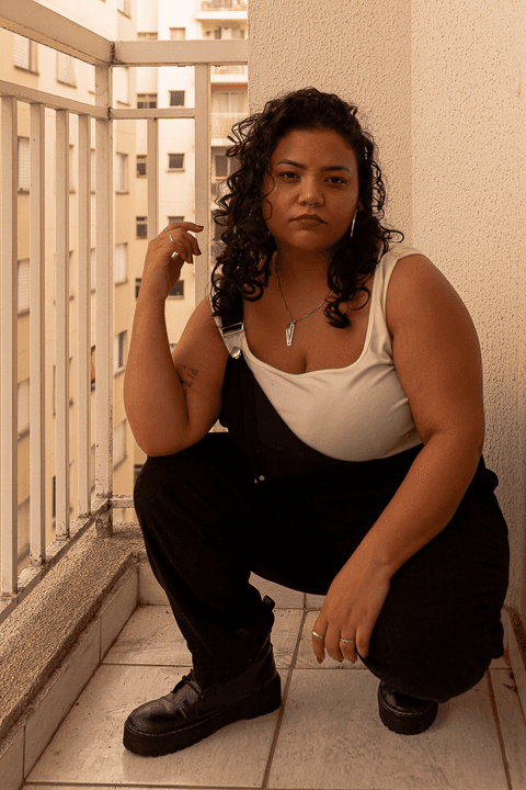 suelen agachada na varanda da sua casa'