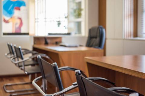 Decoração e Interiores - Design de interiores - perspectiva de cadeiras e mesas de escritório'