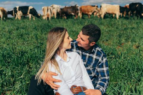ensaio pré wedding daniela radavelli fotografia ensaio de casal fotos rurais ensaio pré casamento ensaio com vacas vacas pastando ensaio no campo '