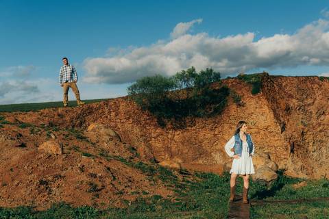 ensaio pré wedding daniela radavelli fotografia ensaio de casal fotos rurais ensaio pré casamento ensaio com vacas vacas pastando ensaio no campo '