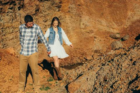 ensaio pré wedding daniela radavelli fotografia ensaio de casal fotos rurais ensaio pré casamento ensaio com vacas vacas pastando ensaio no campo '