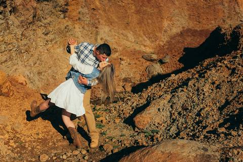 ensaio pré wedding daniela radavelli fotografia ensaio de casal fotos rurais ensaio pré casamento ensaio com vacas vacas pastando ensaio no campo '