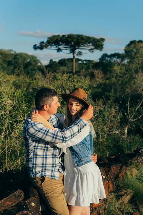 ensaio pré wedding daniela radavelli fotografia ensaio de casal fotos rurais ensaio pré casamento ensaio com vacas vacas pastando ensaio no campo '