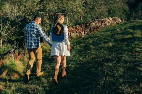 ensaio pré wedding daniela radavelli fotografia ensaio de casal fotos rurais ensaio pré casamento ensaio com vacas vacas pastando ensaio no campo '