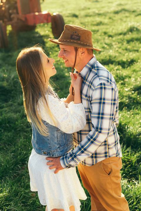 ensaio pré wedding daniela radavelli fotografia ensaio de casal fotos rurais ensaio pré casamento ensaio com vacas vacas pastando ensaio no campo '