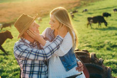 ensaio pré wedding daniela radavelli fotografia ensaio de casal fotos rurais ensaio pré casamento ensaio com vacas vacas pastando ensaio no campo '