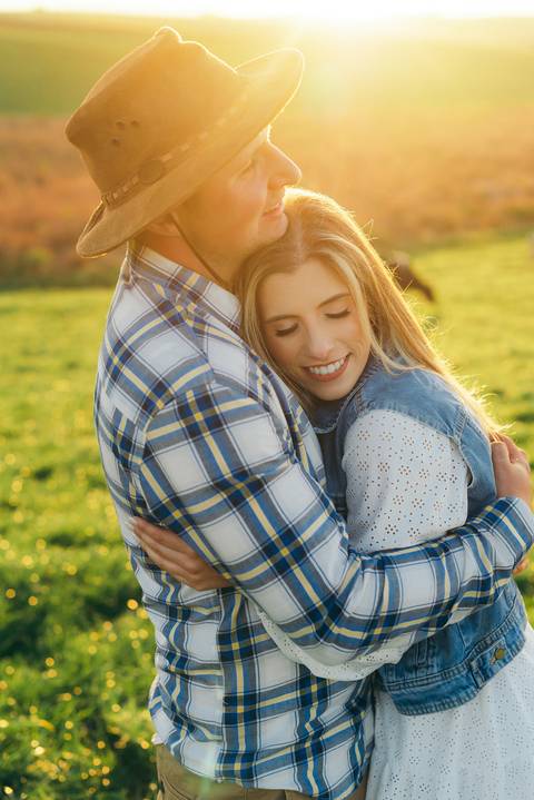 ensaio pré wedding daniela radavelli fotografia ensaio de casal fotos rurais ensaio pré casamento ensaio com vacas vacas pastando ensaio no campo '