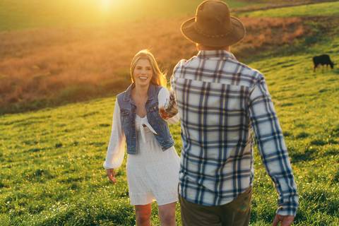 ensaio pré wedding daniela radavelli fotografia ensaio de casal fotos rurais ensaio pré casamento ensaio com vacas vacas pastando ensaio no campo '
