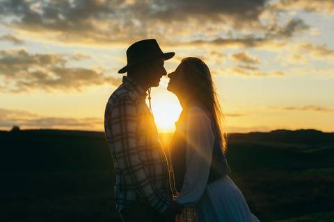 ensaio pré wedding daniela radavelli fotografia ensaio de casal fotos rurais ensaio pré casamento ensaio com vacas vacas pastando ensaio no campo '