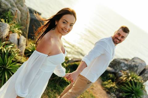 ensaio na praia do rosa daniela radavelli ensaio pré wedding no rosa norte ensaio pré casamento ensaio no amanhecer do sol look de ensaio na praia '