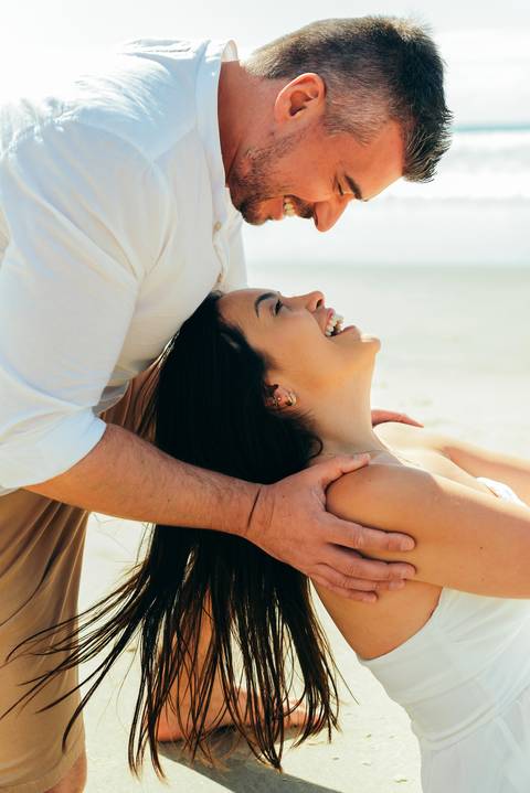 ensaio na praia do rosa daniela radavelli ensaio pré wedding no rosa norte ensaio pré casamento ensaio no amanhecer do sol look de ensaio na praia '