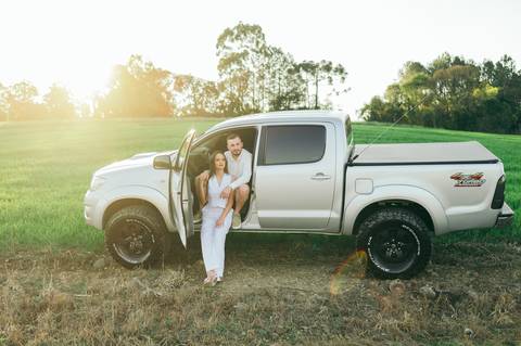 ensaio pré casamento nova prata caldas de prata daniela radavelli fotografia ensaio de casal em nova prata parque de agua termal toyota hilux brasil'