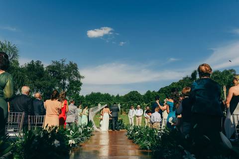 casamento ao ar livre de dia cerimonia externa  no santorini garden em garibaldi daniela radavelli fotografia fotógrafa de casamentos'